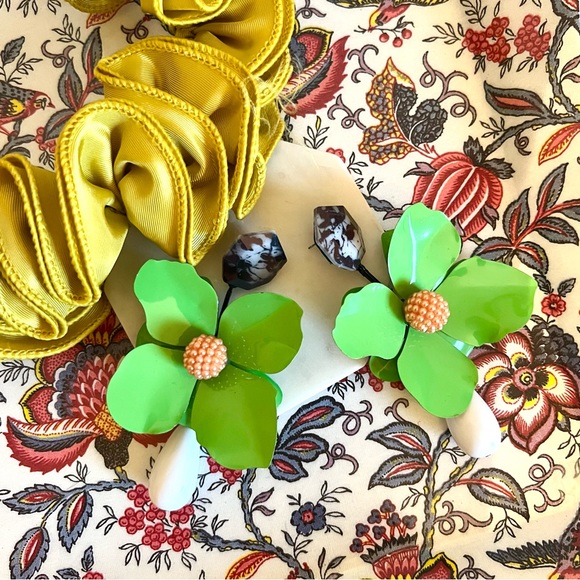 New! Oversized Summer Floral Statement Earrings 🌺🌼🌸 - Picture 3 of 16